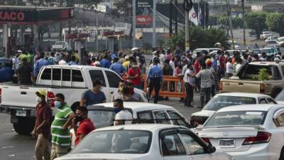 Taxistas protestaron en Comayagüela. En Colón acondicionan unidades para operar.