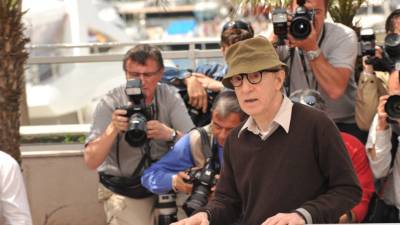 Woody Allen fue investigado por el caso de abuso contra Dylan Farrow en 1992, pero nunca se le presentaron cargos. Esta acusación salió a la luz en medio de la tormentosa separación de Woddy y Mia Farrow, quien ganó la custodia de sus hijos. La polémica de nuevo se revive en 2014.