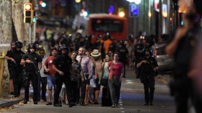 La policía evacuó a las personas que se encontraban escondidas en restaurantes y bares de la Rambla, entre las que se encontraban varios hondureños. AFP.