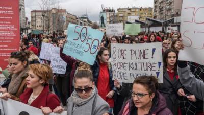 Feminists take part in a rally for gender equality and against violence towards women to mark the International Women's Day in Pristina on March 8, 2017. / AFP PHOTO / Armend NIMANI