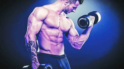 Mientras se hace el levantamiento de pesas se debe contraer los abdominales para tener esa área plana.
