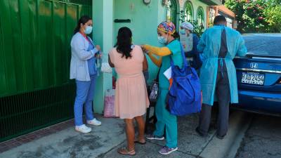 <b><span class=mln_uppercase_mln>Servicio.</span></b> Personal de enfermería realiza brigada en la ciudad.