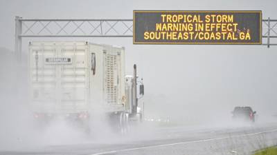 Debby avanza como tormenta tropical sobre Georgia dejando fuertes lluvias y vientos.