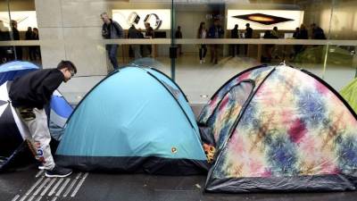Los consumidores que buscan el nuevo iPhone armaron tiendas de campaña para esperar por el lanzamiento mundial del dispositivo.
