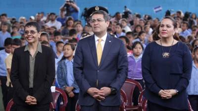 La nueva Secretaria de Educación, Rutilia Calderón, junto al mandatario Juan O. Hernández y la Primera Dama, Ana de Hernández.