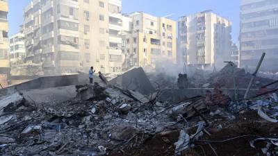 Un hombre inspecciona este domingo los daños causados por los bombardeos en el sur de Beirut, Líbano.