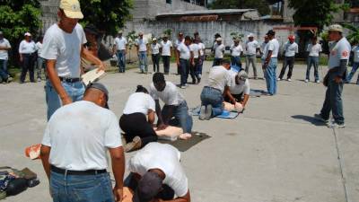 Los aspirantes a policías comunitarios municipales se entrenan bajo el sol y se preparan físicamente.