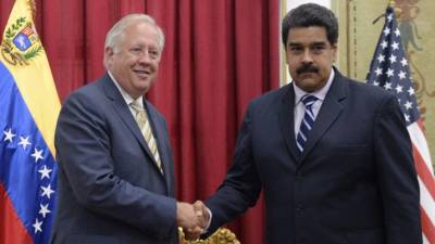 Thomas Shannon y Maduro se reunieron en un salón protocolar, en cuya entrada el representante de EUA se detuvo para ver una imagen del fallecido presidente Hugo Chávez. Foto: AFP/Federico Parra