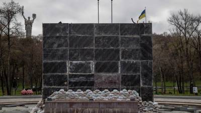 Una escultura de los fundadores de Kiev, Kiy, Schek, Khoryv y Lybid cubierta con madera y sacos de arena para protegerla de posibles ataques hoy, en Kiev (Ucrania).