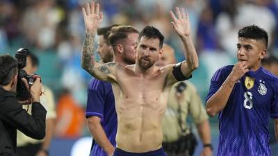 Lionel Messi saludando a los aficionados.
