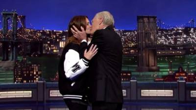 El presentador de 68 años besa a la famosa actriz.