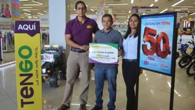 José Rafael Argeñal fue el afortunado ganador que tendrá energía gratis en 2016 gracias a TENGO.