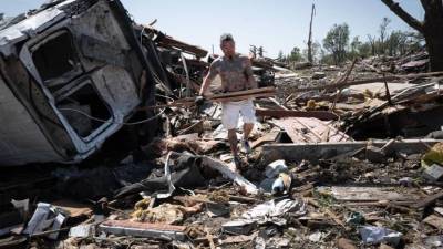 Dos personas murieron en Oklahoma y otra víctima fatal se registró en Kentucky a causa de las tormentas.