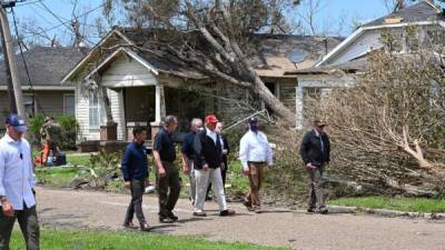 Trump recorrió ayer las zonas devastadas por el huracán Laura en Luisiana./AFP.