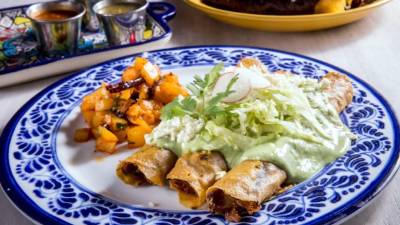 Adornar el platillo con la lechuga rallada, el queso y la mantequilla.