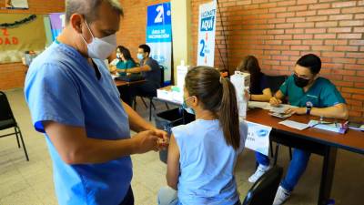 Horario. En la Universidad Católica se vacuna de 8:00 am a 8:00 pm de lunes a viernes. Foto: Melvin Cubas