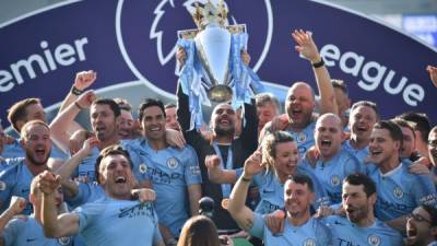 Manchester City se consagró el domingo como Bicampeón de Inglaterra al finalizar la campaña con 98 puntos. FOTO AFP.