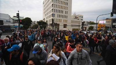 Las personas permanecían en la calle en Viña del Mar, luego del sismo de esta tarde.