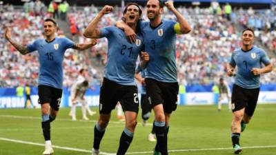 El delantero Edinson Cavani y Diego Godín celebran el tercer gol uruguayo ante Rusia. Foto AFP