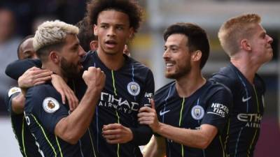 Sergio Agüero festejando su gol con sus compañeros del Manchester City. FOTO AFP.