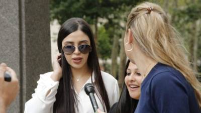 Emma Coronel se ha convertido en el centro de atención en las audiencias que enfrenta su esposo, Joaquín 'El Chapo' Guzmán, previo al inicio de un mediático juicio en Nueva York. La ex reina de belleza ha atraído las miradas al estilo de vida de las familias de los narcotraficantes más poderosos de México.