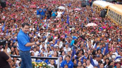 Juan Orlando Hernández presidió la actividad política en La Esperanza acompañado de sus principales dirigentes.