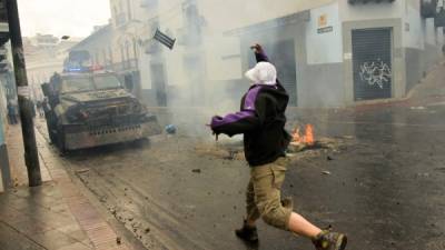 Manifestantes se enfrentaron con piedras contra la policía que reprimió las violentas protestas./AFP.