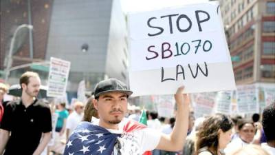 La ley SB1070 entró en vigor en 2010 y le permitía a la policía detener a las personas sospechosas de vivir ilegalmente en el país.