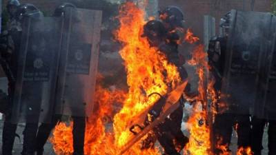 Un policía acabó prendido en llamas tras el lanzamiento de una bomba molotov por los manifestantes.