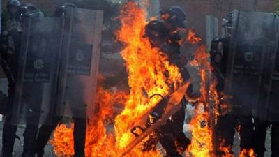 Un policía acabó prendido en llamas tras el lanzamiento de una bomba molotov por los manifestantes.
