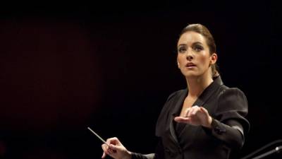 La directora de Orquesta Alondra de la Parra