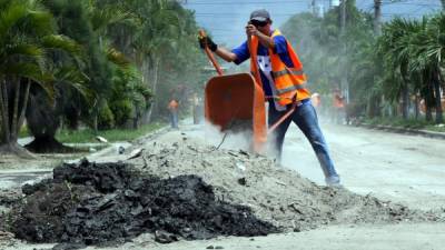 La Municipalidad está ayudando a los vecinos a limpiar los escombros.