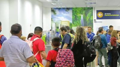 <b><span class=mln_uppercase_mln>Movimiento.</span></b> Por el aeropuerto Ramón Villeda Morales circulan más de 2,500 viajeros al día.<span class=mln_uppercase_mln> Foto: M. Cubas.</span>