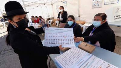 Los principales aspirantes a la presidencia son el exbanquero de derecha Guillermo Lasso, el economista Andrés Arauz, delfín del exgobernante socialista Rafael Correa (2007-2017), y el abogado y líder indígena Yaku Pérez, según encuestas.