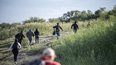 Al menos 15 estados gobernados por republicanos interpusieron una moción para frenar la suspensión del Título 42, que permite expulsar a los migrantes detenidos en la frontera.