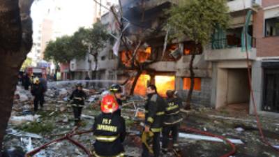 Por varias horas, los bomberos lucharon con las llamas.