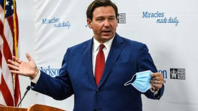 DeSantis sigue su cruzada contra Biden y sus restrictivas medidas para frenar el repunte de covid.//AFP.