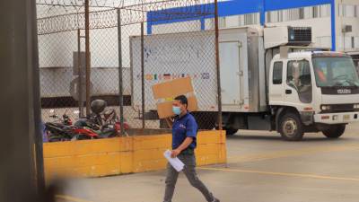 La aduana La Mesa es una de las más activas del país; Adrián Ferrera, de una empresa de logística, tuvo que esperar por horas para retirar carga. Fotos: Melvin Cubas.