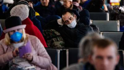 Personas usan mascarilla para prevenir el Covid-19 en Moscú. Foto: AFP