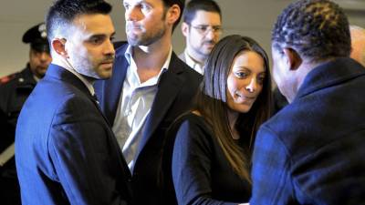 El Tribunal de Apelación de Florencia condenó hoy a 28 años y seis meses de prisión a Amanda Knox, y a 25 años a Raffaele Sollecito, por el asesinato de la británica Meredith Kercher en 2007 en Perugia.