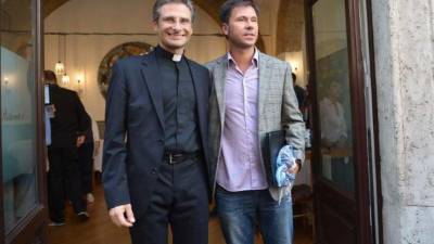 El sacerdote vive en el barrio gay de Barcelona junto a su pareja. Se encuentra desempleado tras anunciar su homosexualidad.