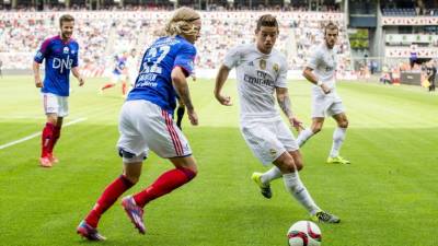 Mar Omarsson es marcado por el colombiano James Rodríguez.