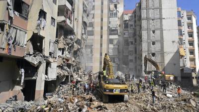 Equipos de emergencia trabajan en el barrio de Beirut bombardeado por Israel y donde el viernes murieron al menos 31 personas. (Líbano, Hizbulá/Hezbolá).
