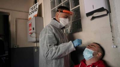 Un miembro del Batallón Naval de Bomberos de Marsella (Marins-Pompiers de Marseille) recolecta una muestra de hisopo de un colega para una prueba de PCR de COVID-19 (coronavirus) en Marsella. AFP