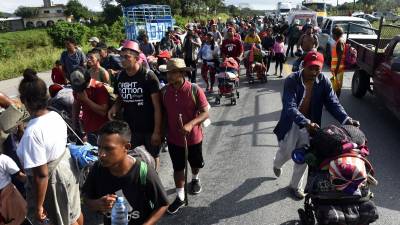Cientos de migrantes avanzan en caravana por el sur de México hacia la frontera de Estados Unidos.