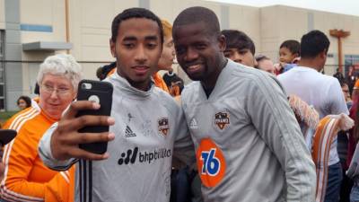 Boniek García posando con un aficionado del Houston Dynamo.