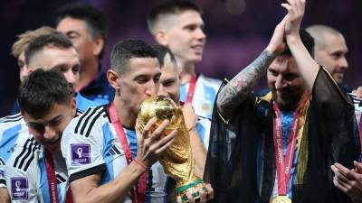 Ángel Di María en el momento que besó la Copa del Mundo.