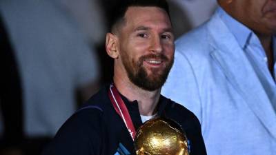 Lionel Messi con la Copa del Mundo conquistada por Argentina.