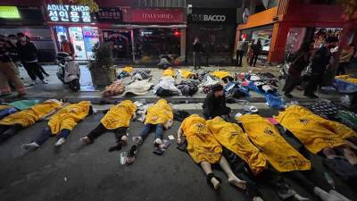 La gran cantidad de muertos quedaron tendidos en las calles de Itaewon, Seúl.