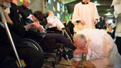 El Papa durante el tradicional lavatorio de pies en la Fundación Don Carlo Gnocchi en Roma, Italia ayer.
